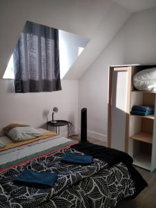 Postel nebo postele na pokoji v ubytování Chambres chez l'habitant proche sortie A10