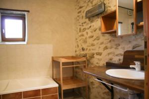 ein Badezimmer mit Waschbecken und Badewanne in der Unterkunft Maison de vacances, calme garanti in Saint-Montan + 27 Fotos