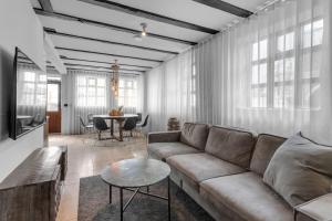 un salon avec un canapé et une table dans l'établissement Heart of Reykjavik - Luxury Apartments, à Reykjavik