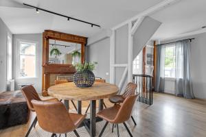 une salle à manger avec une table et des chaises dans l'établissement Heart of Reykjavik - Luxury Apartments, à Reykjavik