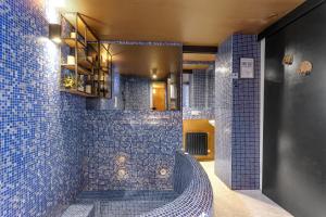 une salle de bain avec douche aux carreaux bleus dans l'établissement Heart of Reykjavik - Luxury Apartments, à Reykjavik 69 autres photos