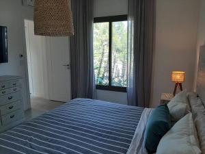 a bedroom with a blue bed and a window at Casa en El lucero, Pilar in Manuel Alberti