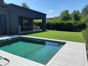 a swimming pool in the backyard of a house at Casa en El lucero, Pilar in Manuel Alberti