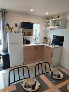 Kuchyň nebo kuchyňský kout v ubytování Chalet nabij Oostende