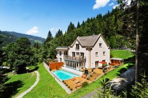 een luchtzicht op een huis met een zwembad bij Appartementhaus Mira Monti in Kleinarl
