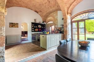 Torre Palazzone في سوفيتشيلي: مطبخ مع طاولة خشبية في الغرفة