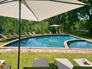 Torre Palazzone في سوفيتشيلي: مسبح فيه مظله وكراسي