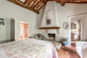 Torre Palazzone في سوفيتشيلي: غرفة نوم بسرير ومدفأة +34 صورة