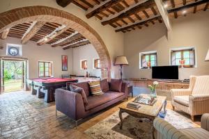 Torre Palazzone في سوفيتشيلي: غرفة معيشة مع كنب وطاولة بلياردو