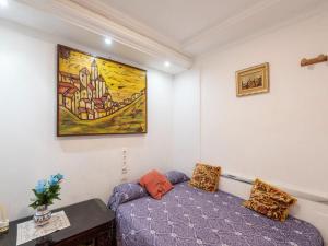 A bed or beds in a room at Belvilla by OYO Casa San SebastiÃ¡n de los Reyes