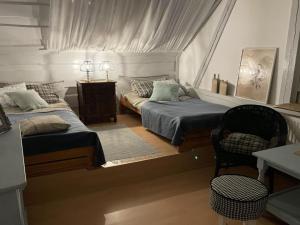 una camera da letto con due letti, un divano e un tavolo di Holiday Home in Ró ewko with Pool and Orchard a Ubiedrze