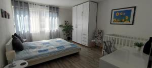 a bedroom with a bed and a desk and a window at Modernes Rhombushaus im Naturparadies Sauerland in Balve