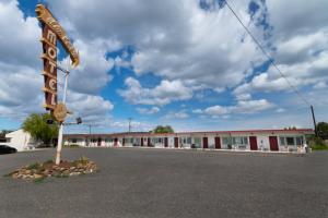 una señal de motel frente a un motel en Ala Cozy Motel, en Coulee City