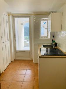 エピネー・シュル・セーヌにあるFlat near parisの小さなキッチン(シンク付)、窓