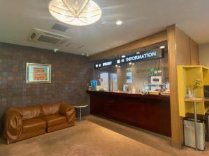 - une salle d'attente avec un canapé et un comptoir dans l'établissement Fuji Park Hotel - Vacation STAY 23858v, à Fuji