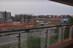 uma vista a partir da varanda de um edifício em construção em Hotel Dewa Goa em Dabolim