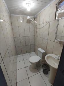 une salle de bains avec toilettes et lavabo dans l'établissement Cantinho da Luz - Ilha do Mel - Paraná - Nova Brasília - Praia Grande - Canto da Vó, à Paranaguá
