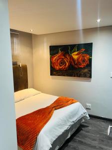 温特和克Villa Kristine2的卧室的墙上挂着玫瑰画