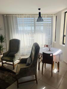 温特和克Villa Kristine2的有一张桌子和两把椅子的餐厅
