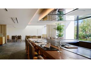 une salle à manger avec une longue table et des chaises dans l'établissement Garden Terrace Saga Hotels & Resorts - Vacation STAY 29693v, à Saga