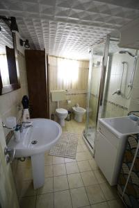 CalascibettaにあるAmuri di casaの洗面台、シャワー、トイレ付きのバスルーム +10枚の写真