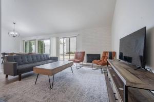 a living room with a couch and a tv at Elm Mountain View Fire pit, quiet and more in Los Angeles