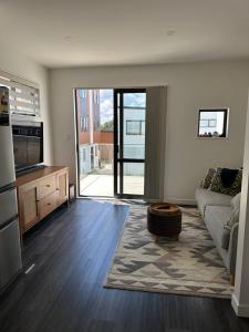una sala de estar con un sofá y una mesa en George townhouse, en Auckland