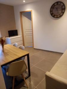 una sala de estar con una mesa y una silla en Superbe appartement Fabrégas, en La Seyne-sur-Mer