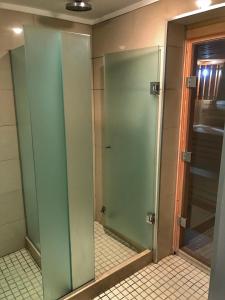 two glass doors in a bathroom with a mirror at Apartamentos Torre Tressesenta in Punta del Este