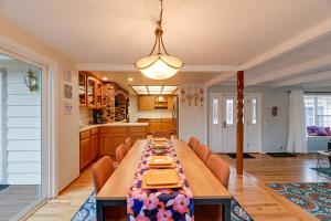 Posezení v ubytování Spacious Grants Pass Home with Hot Tub and River Views