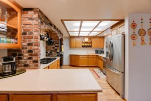 Kuchyň nebo kuchyňský kout v ubytování Spacious Grants Pass Home with Hot Tub and River Views