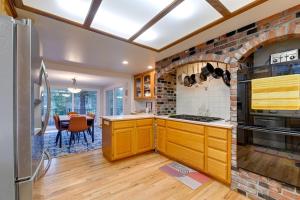 Kuchyň nebo kuchyňský kout v ubytování Spacious Grants Pass Home with Hot Tub and River Views