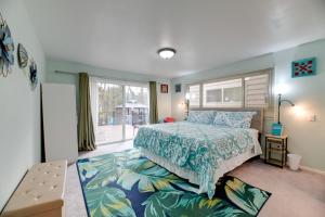 Postel nebo postele na pokoji v ubytování Spacious Grants Pass Home with Hot Tub and River Views