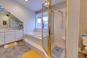 Koupelna v ubytování Spacious Grants Pass Home with Hot Tub and River Views