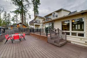 Balkón nebo terasa v ubytování Spacious Grants Pass Home with Hot Tub and River Views