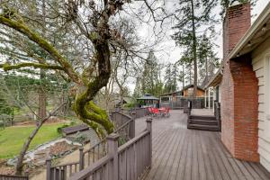 Zahrada ubytování Spacious Grants Pass Home with Hot Tub and River Views