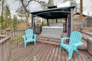 Balkón nebo terasa v ubytování Spacious Grants Pass Home with Hot Tub and River Views