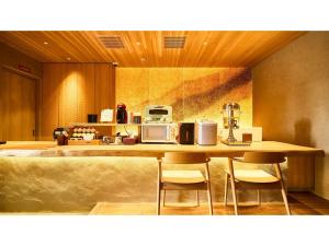 京都市にあるKikoku no mori - Vacation STAY 31736vのキッチン(椅子と電子レンジ付きのカウンター付)