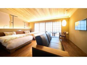 京都市にあるKikoku no mori - Vacation STAY 31736vのベッドとソファとテーブルのある寝室
