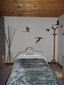Tempat tidur dalam kamar di Logis Hotel le France