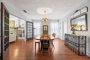una sala da pranzo con tavolo e sedie di Mistletoe Heights Bungalow a Fort Worth