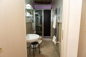un bagno con lavandino e WC di Ai Mercati di Palermo a Palermo Altre 37 foto