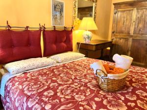 Postel nebo postele na pokoji v ubytování Storico Loft nel Cuore di Lucca