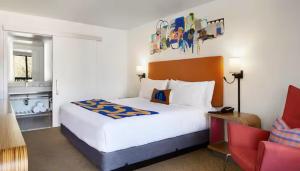 Avatar Hotel Santa Clara, Tapestry Collection by Hilton客房内的一张或多张床位