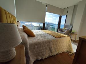 Un dormitorio con una cama y una ventana grande. en Villa Quelle, en Sieiro