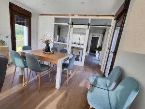a dining room with a table and chairs at Villa Quelle in Sieiro