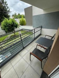- Balcón con mesa y silla en un edificio en T4 de 87m2 à 5min de Paris, en Villejuif