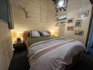 ein Schlafzimmer mit einem Bett in einem Zimmer mit zwei Lampen in der Unterkunft Le Vieux Sart 32 Coo in Stavelot