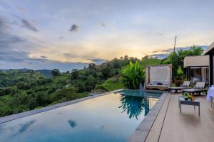 a swimming pool with a view of the mountains at Casa Río Quindío in La Tebaida