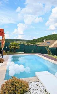 ein Swimmingpool mit blauem Wasser in einem Hof in der Unterkunft Maison familiale in Follainville-Dennemont